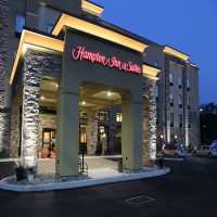 Hampton Inn & Suites Stroudsburg Pocono Mountains Logo