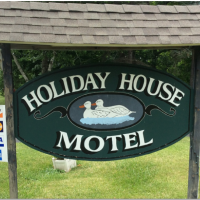 Holiday House Motel Logo